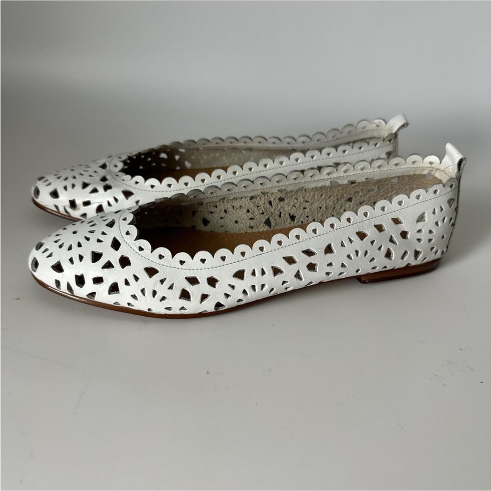 The wild pair women’s White leather flats size 7.5